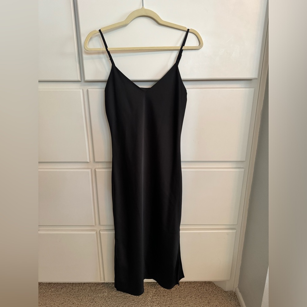 Gianni Bini Harper Satin V-Neck Sleeveless Slip Dress in Black size 0.